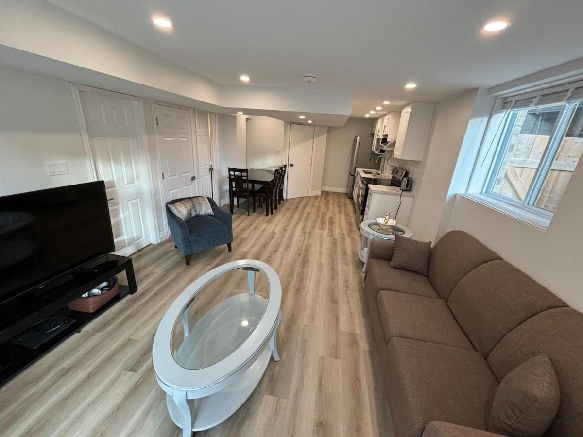 One-Bedroom Unit At Vista Hill 워털루 외부 사진