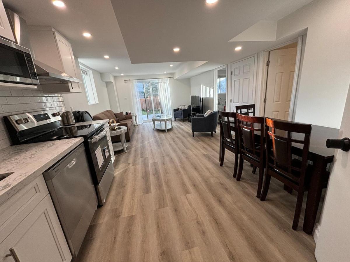 One-Bedroom Unit At Vista Hill 워털루 외부 사진
